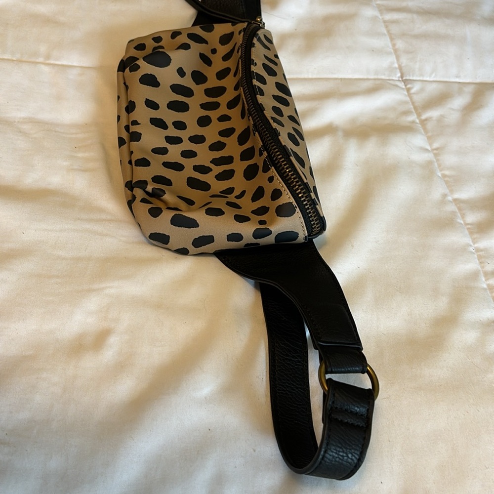 Universal Threads bag from Target - Picture 4 of 7